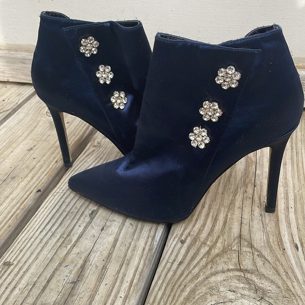 💙 Neiman Marcus Navy Satin Rhinestone Pointed Toe Stiletto Booties Size 7